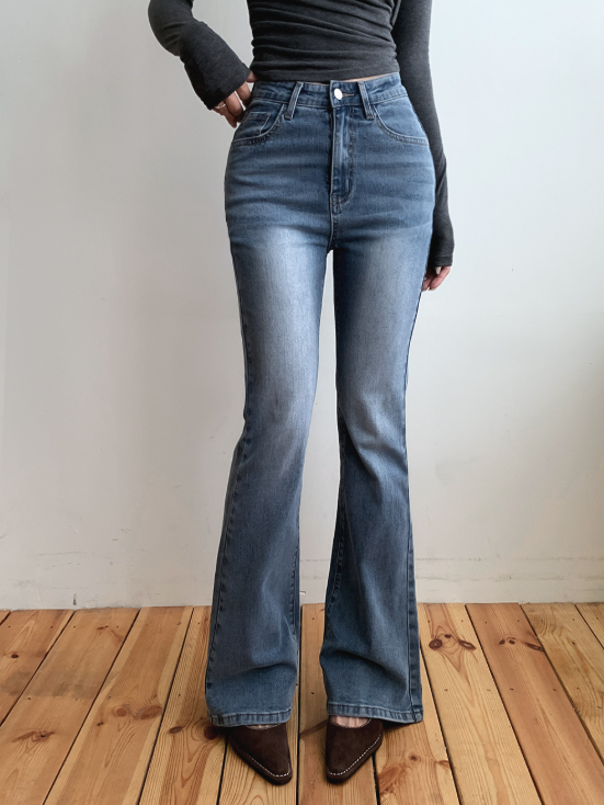 If you're worried about your legs looking short in jeans... Autumn outfit ideas for petite women featuring high-waisted bootcut jeans