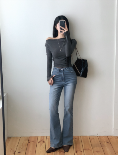 If you're worried about your legs looking short in jeans... Autumn outfit ideas for petite women featuring high-waisted bootcut jeans