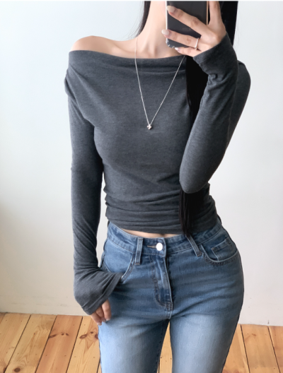 If you're worried about your legs looking short in jeans... Autumn outfit ideas for petite women featuring high-waisted bootcut jeans