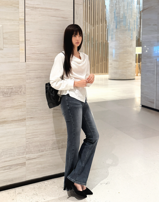 If you're worried about your legs looking short in jeans... Autumn outfit ideas for petite women featuring high-waisted bootcut jeans