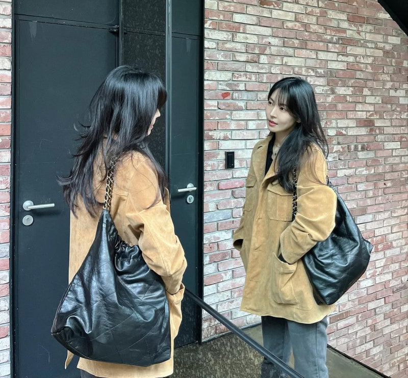 I checked her age again after seeing the photo… Actress Kim So-yeon’s autumn outfit for her 40s: a knit and jacket that makes even her complexion look radiant
