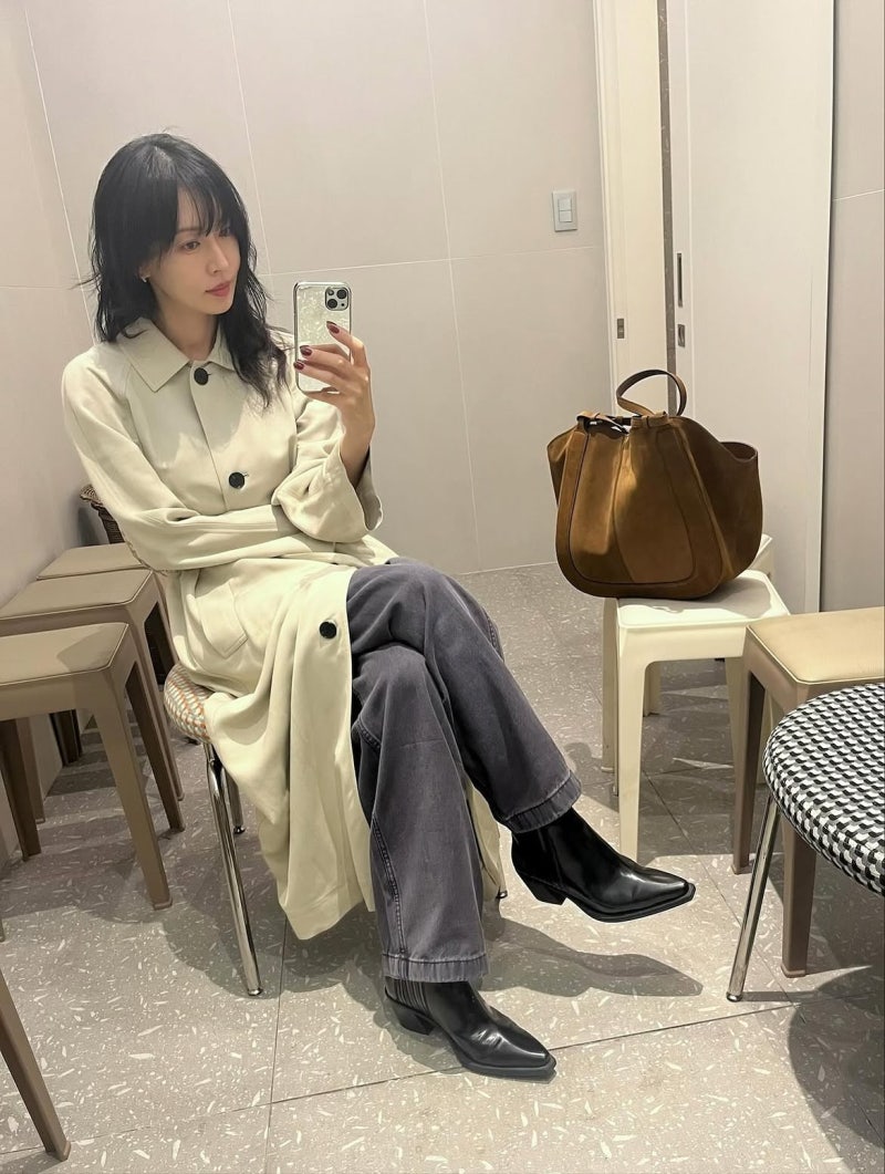 I checked her age again after seeing the photo… Actress Kim So-yeon’s autumn outfit for her 40s: a knit and jacket that makes even her complexion look radiant