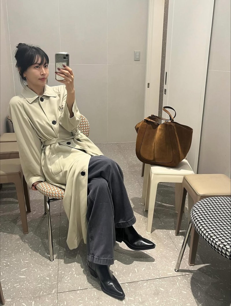 I checked her age again after seeing the photo… Actress Kim So-yeon’s autumn outfit for her 40s: a knit and jacket that makes even her complexion look radiant