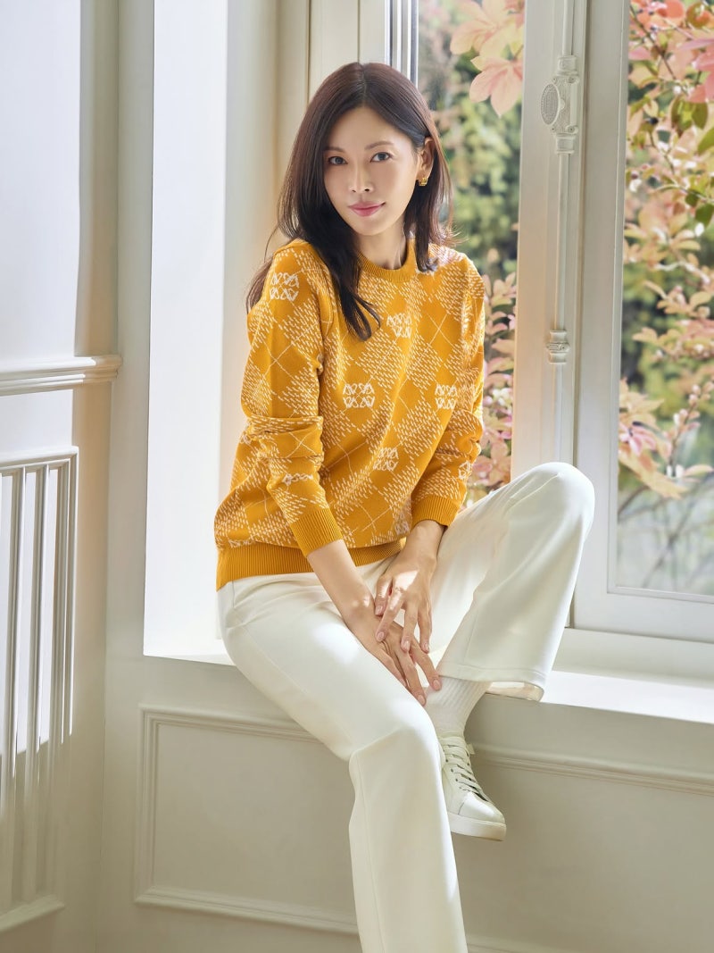 I checked her age again after seeing the photo… Actress Kim So-yeon’s autumn outfit for her 40s: a knit and jacket that makes even her complexion look radiant