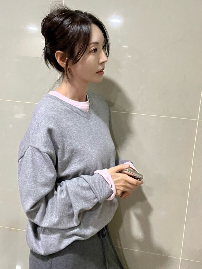 I checked her age again after seeing the photo… Actress Kim So-yeon’s autumn outfit for her 40s: a knit and jacket that makes even her complexion look radiant