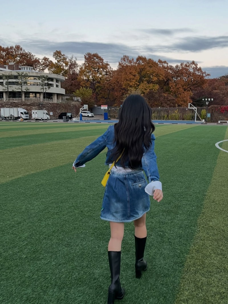 She clearly only changed the jacket, but she turned into a total goddess... Kim Hye-yoon's white jacket and pleated skirt outfit