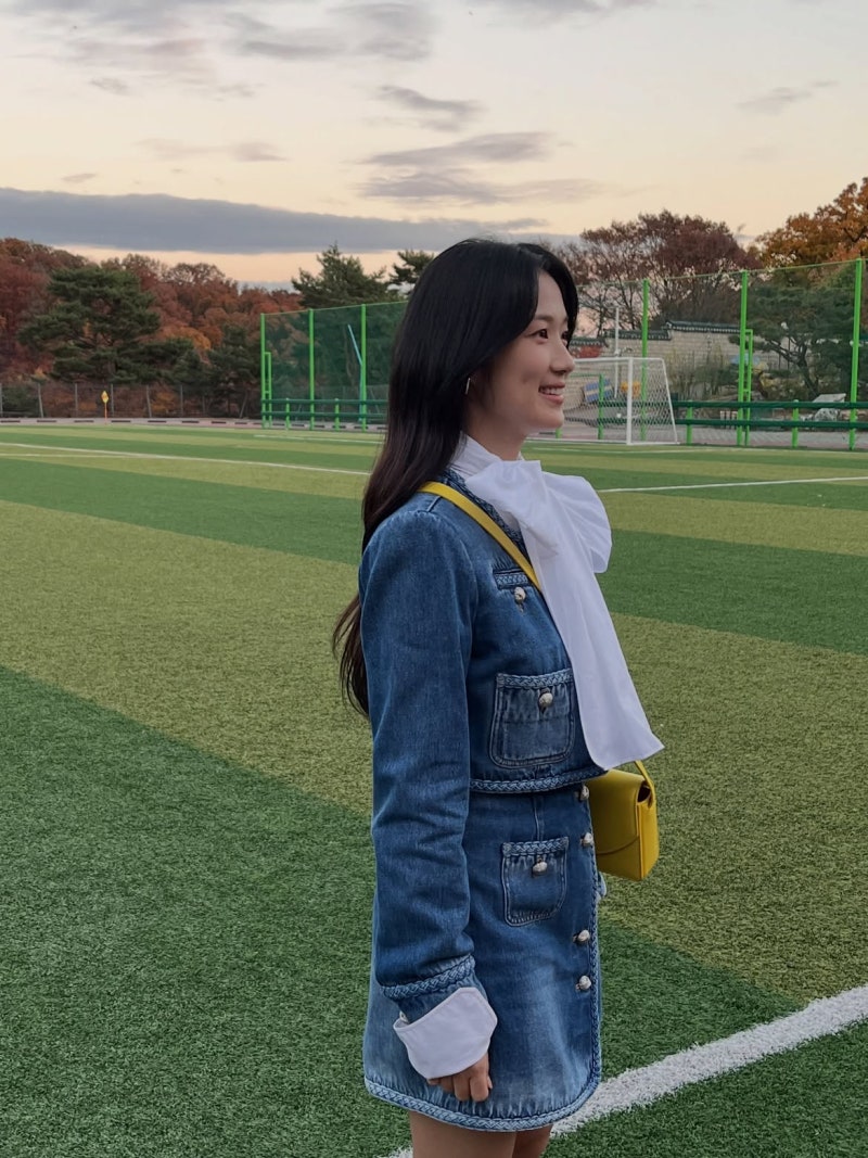 She clearly only changed the jacket, but she turned into a total goddess... Kim Hye-yoon's white jacket and pleated skirt outfit