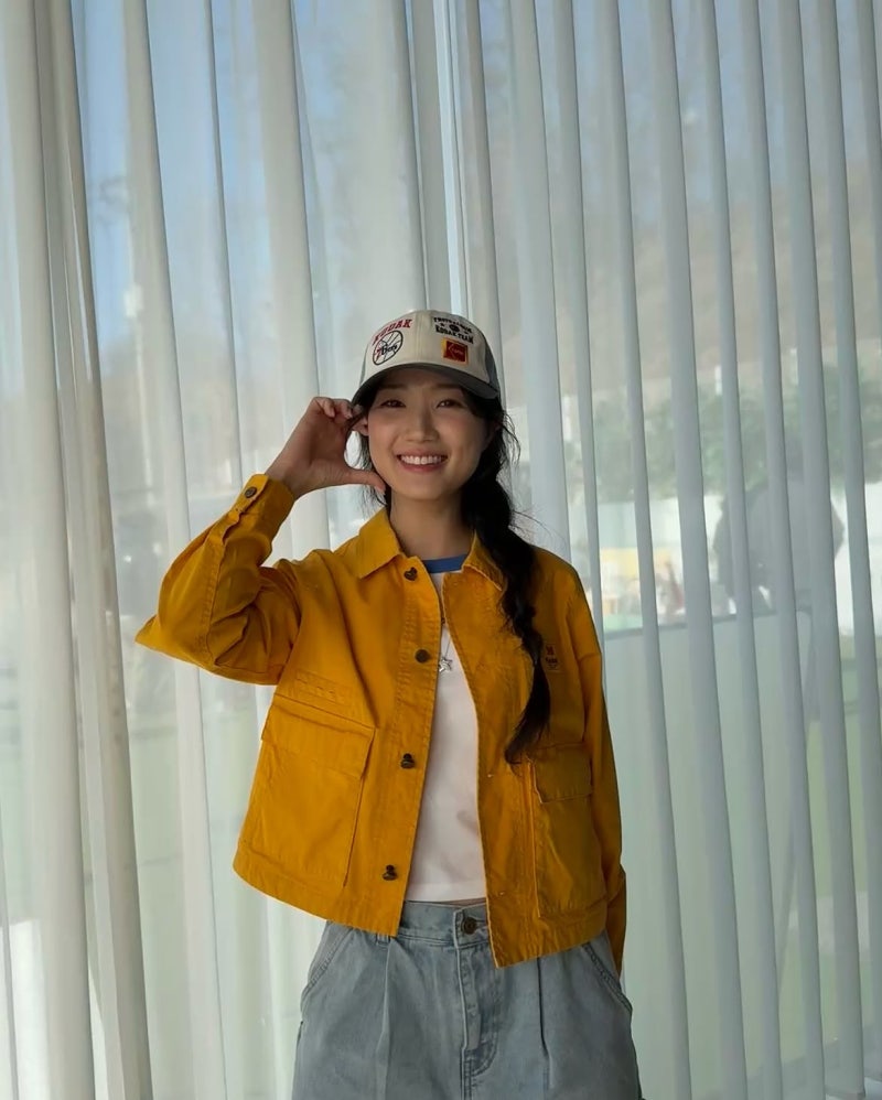 She clearly only changed the jacket, but she turned into a total goddess... Kim Hye-yoon's white jacket and pleated skirt outfit