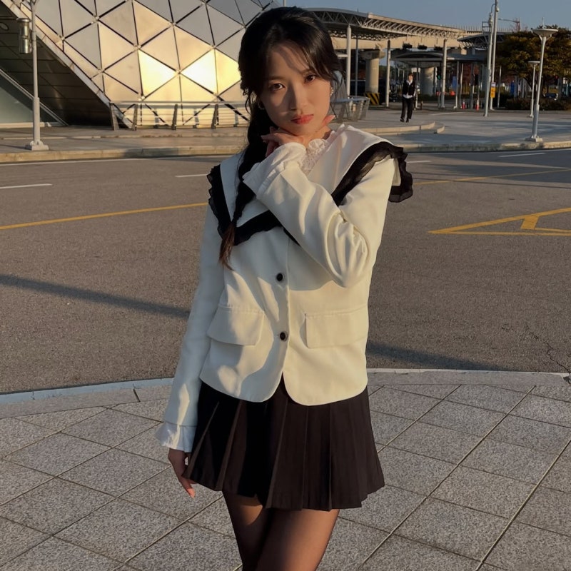 She clearly only changed the jacket, but she turned into a total goddess... Kim Hye-yoon's white jacket and pleated skirt outfit