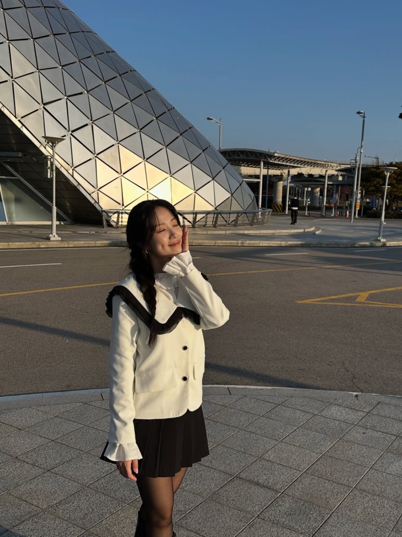 She clearly only changed the jacket, but she turned into a total goddess... Kim Hye-yoon's white jacket and pleated skirt outfit