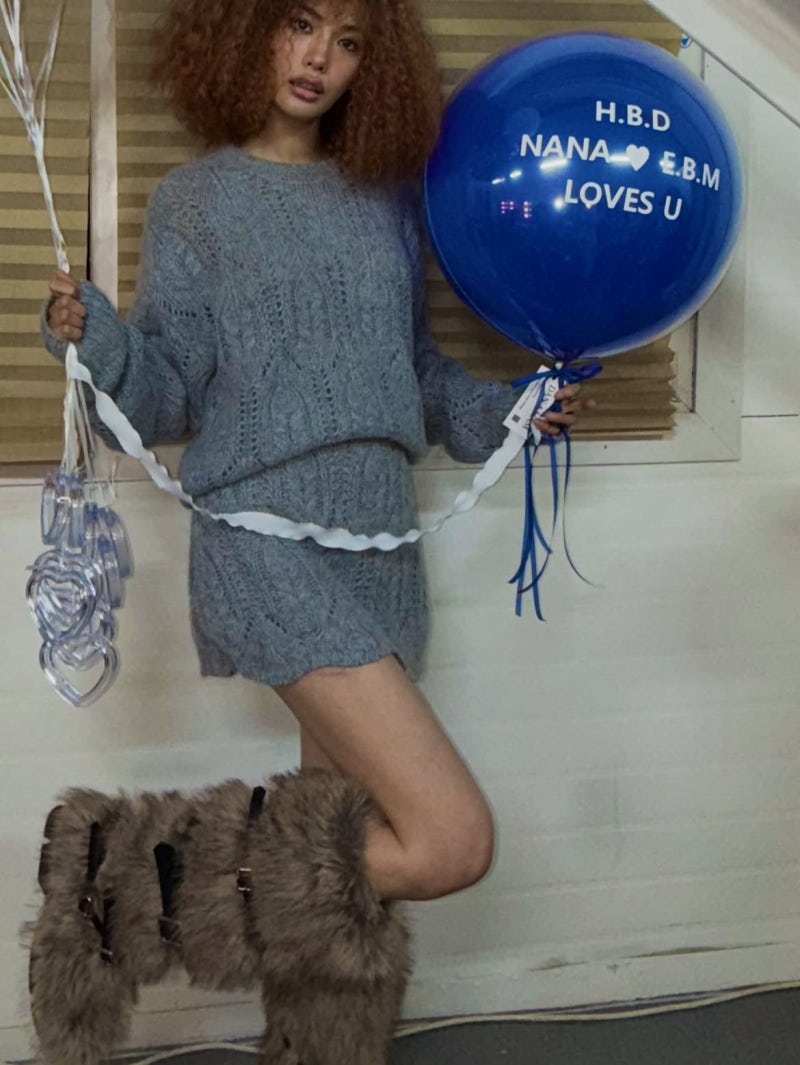 She's clearly wearing a knit sweater, but she doesn't look like the Nana we usually know… Actress Nana's sky-blue knit set outfit