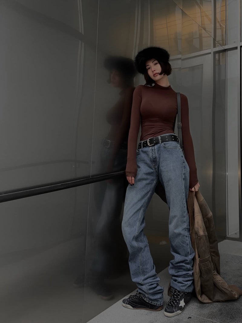 She's clearly wearing a knit sweater, but she doesn't look like the Nana we usually know… Actress Nana's sky-blue knit set outfit