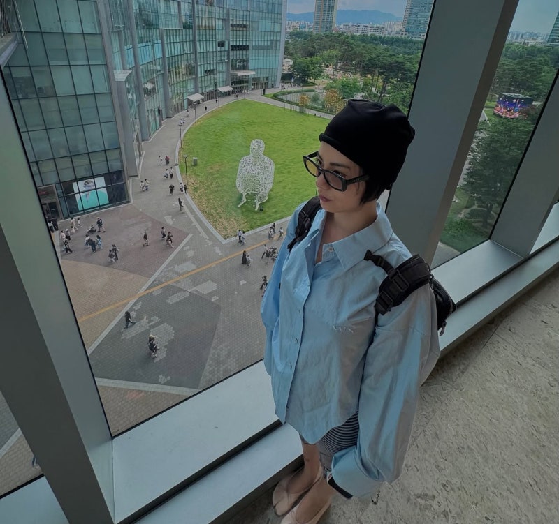 She's clearly wearing a knit sweater, but she doesn't look like the Nana we usually know… Actress Nana's sky-blue knit set outfit