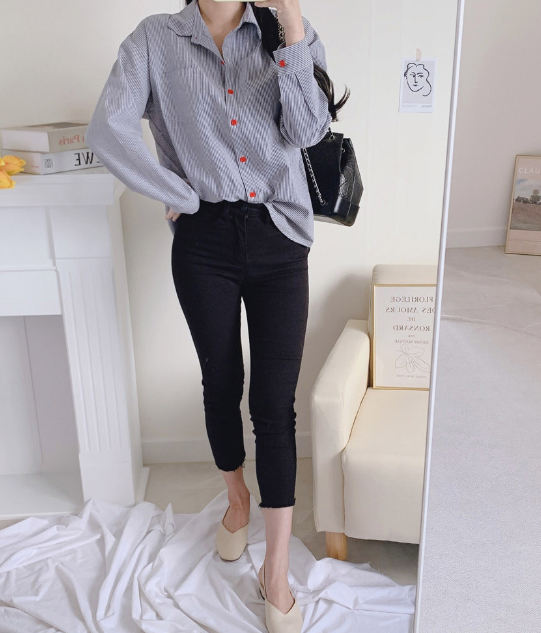 “I thought it was just an ordinary striped shirt?”… Women’s striped shirt styling with red buttons as a focal point