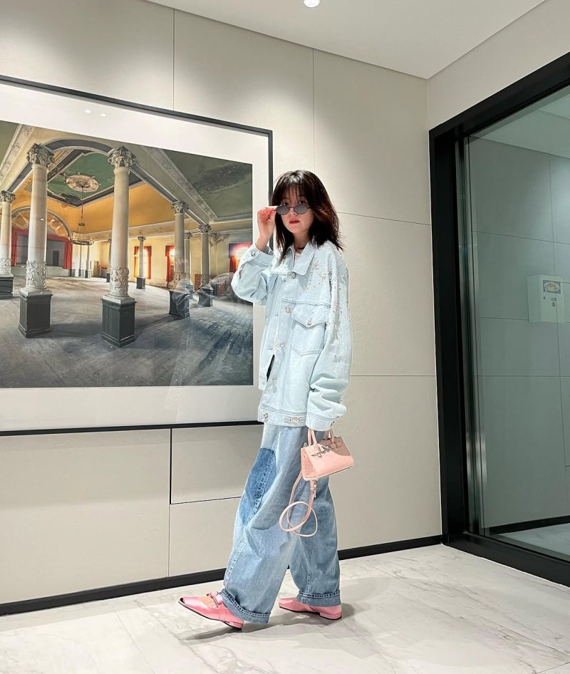 Mesmerized by her face, then snapped back to reality after seeing the sleeves… Han Hyo-joo’s brown cardigan outfit featuring a surprising pink color scheme
