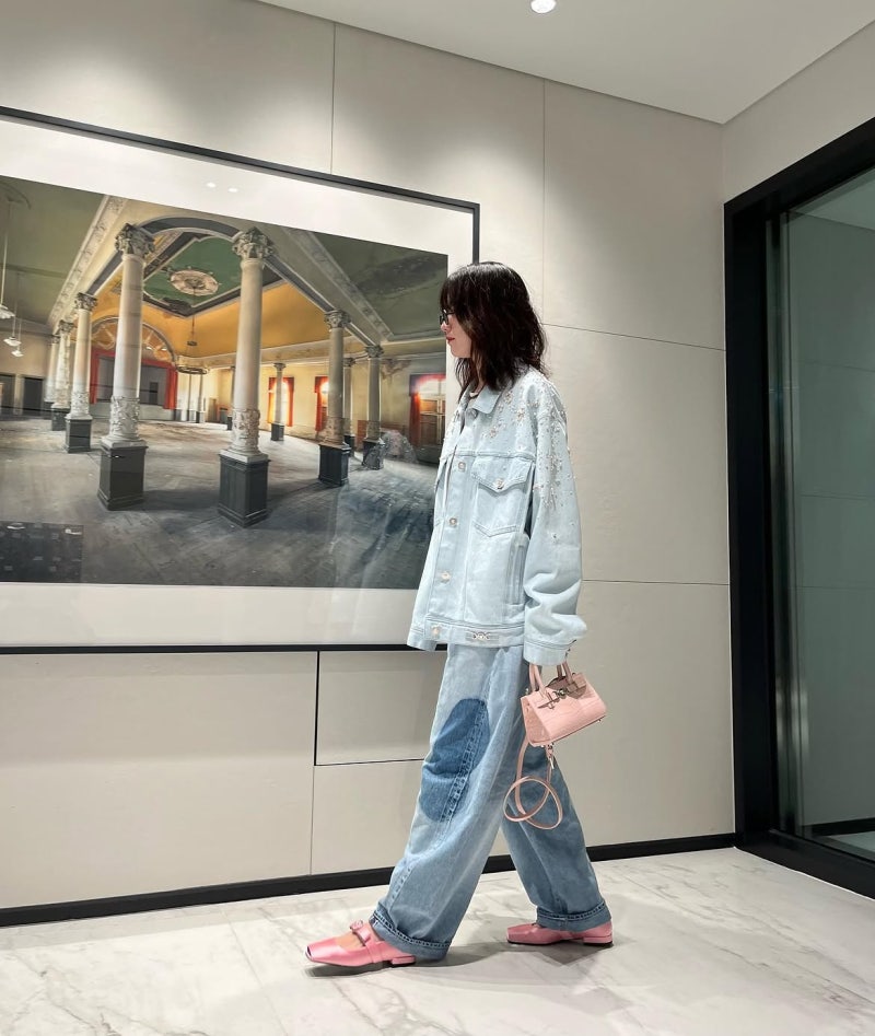 Mesmerized by her face, then snapped back to reality after seeing the sleeves… Han Hyo-joo’s brown cardigan outfit featuring a surprising pink color scheme