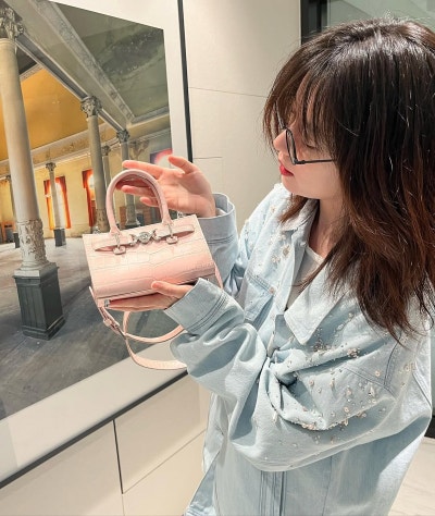 Mesmerized by her face, then snapped back to reality after seeing the sleeves… Han Hyo-joo’s brown cardigan outfit featuring a surprising pink color scheme