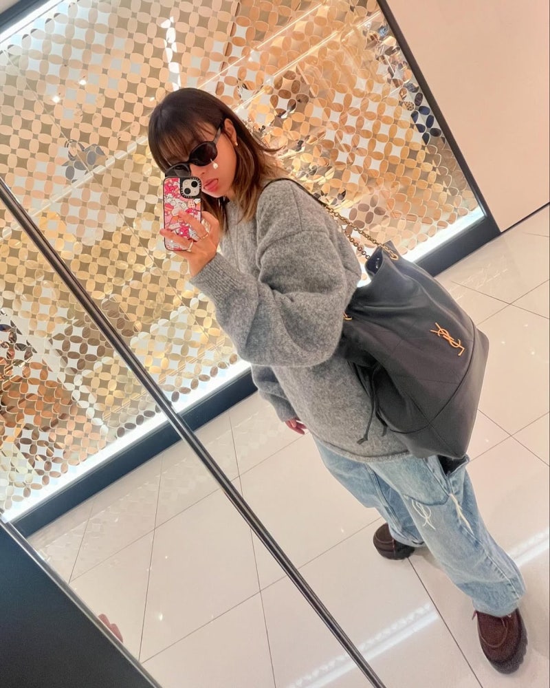 Mesmerized by her face, then snapped back to reality after seeing the sleeves… Han Hyo-joo’s brown cardigan outfit featuring a surprising pink color scheme