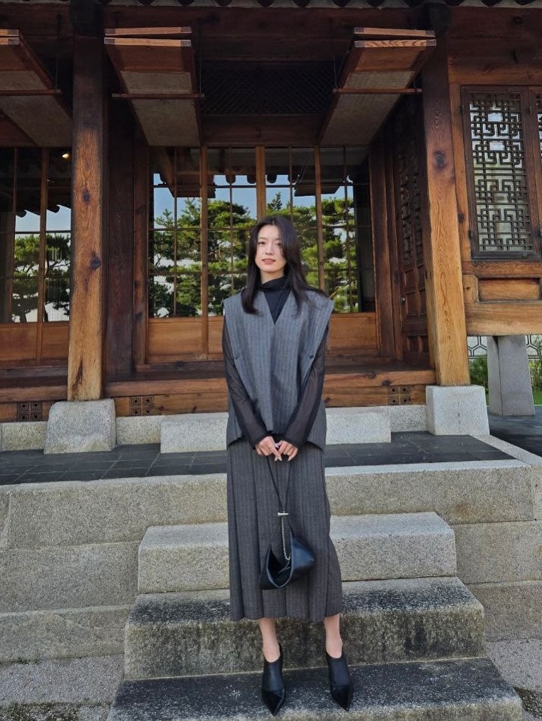 Mesmerized by her face, then snapped back to reality after seeing the sleeves… Han Hyo-joo’s brown cardigan outfit featuring a surprising pink color scheme
