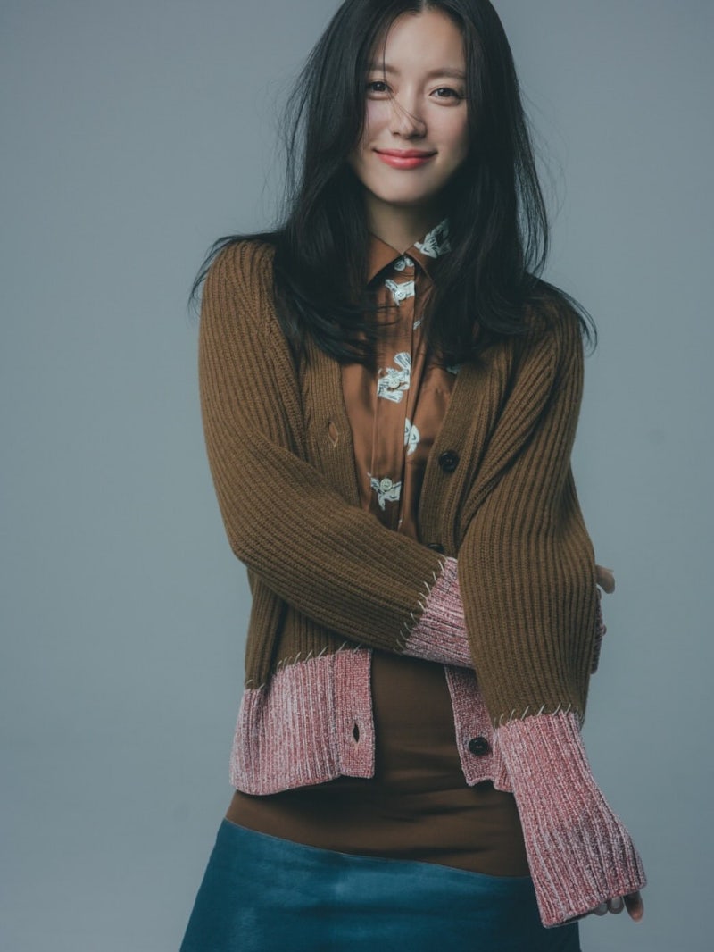 Mesmerized by her face, then snapped back to reality after seeing the sleeves… Han Hyo-joo’s brown cardigan outfit featuring a surprising pink color scheme