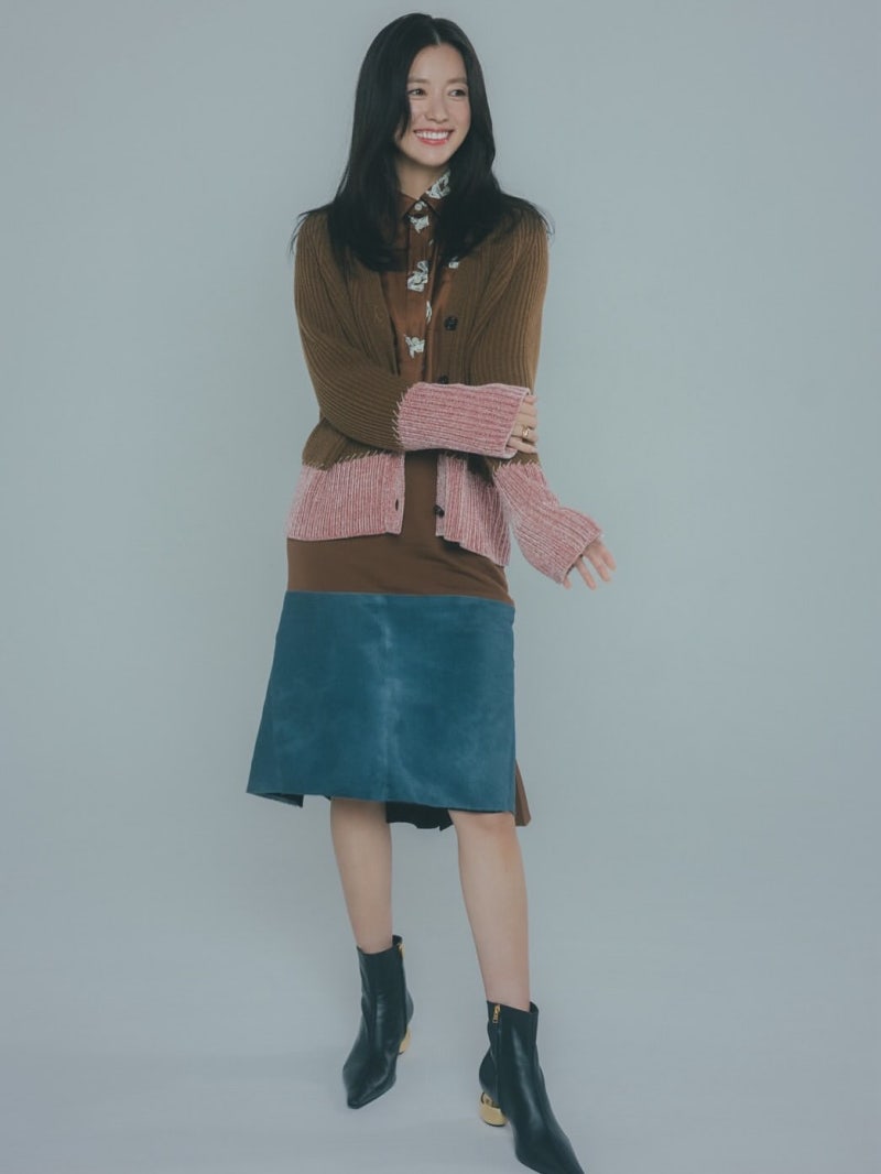 Mesmerized by her face, then snapped back to reality after seeing the sleeves… Han Hyo-joo’s brown cardigan outfit featuring a surprising pink color scheme
