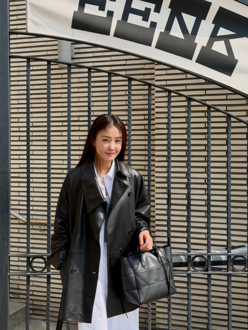 Is that the same actress who used to wear a leather coat?… The lovely smiling actress in a sky-blue dress and white cardigan