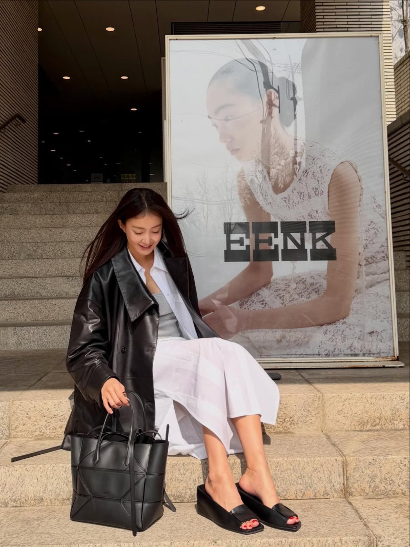 Is that the same actress who used to wear a leather coat?… The lovely smiling actress in a sky-blue dress and white cardigan