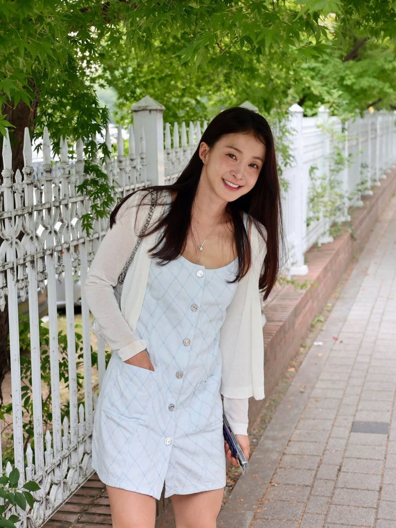 Is that the same actress who used to wear a leather coat?… The lovely smiling actress in a sky-blue dress and white cardigan