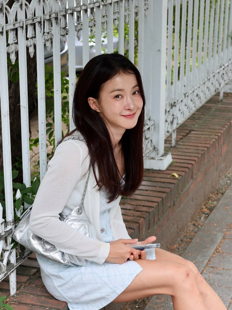Is that the same actress who used to wear a leather coat?… The lovely smiling actress in a sky-blue dress and white cardigan