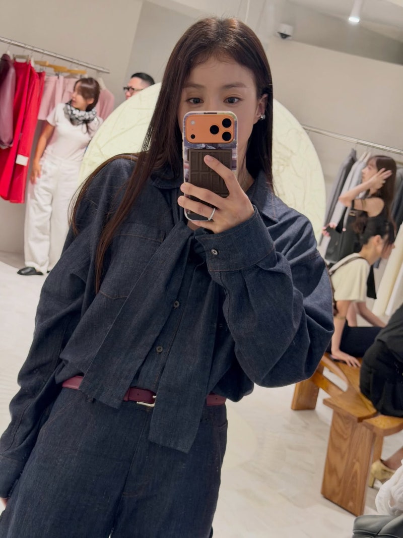 Is that the same actress who used to wear a leather coat?… The lovely smiling actress in a sky-blue dress and white cardigan
