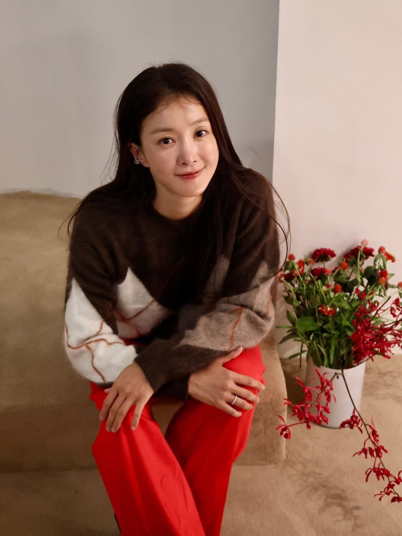 Is that the same actress who used to wear a leather coat?… The lovely smiling actress in a sky-blue dress and white cardigan