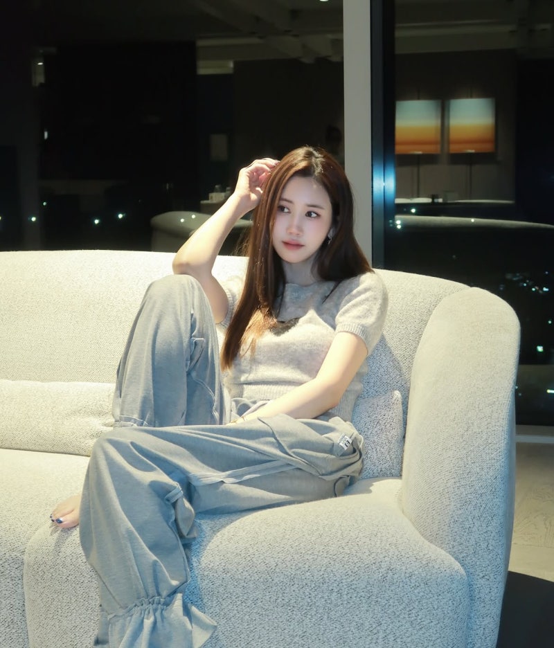 Anyone who loves traveling can't help but be drawn to this… Actress Lee Da-hae’s 5 Fashion Tips That Turn Even Comfortable Clothes into a Travel Look
