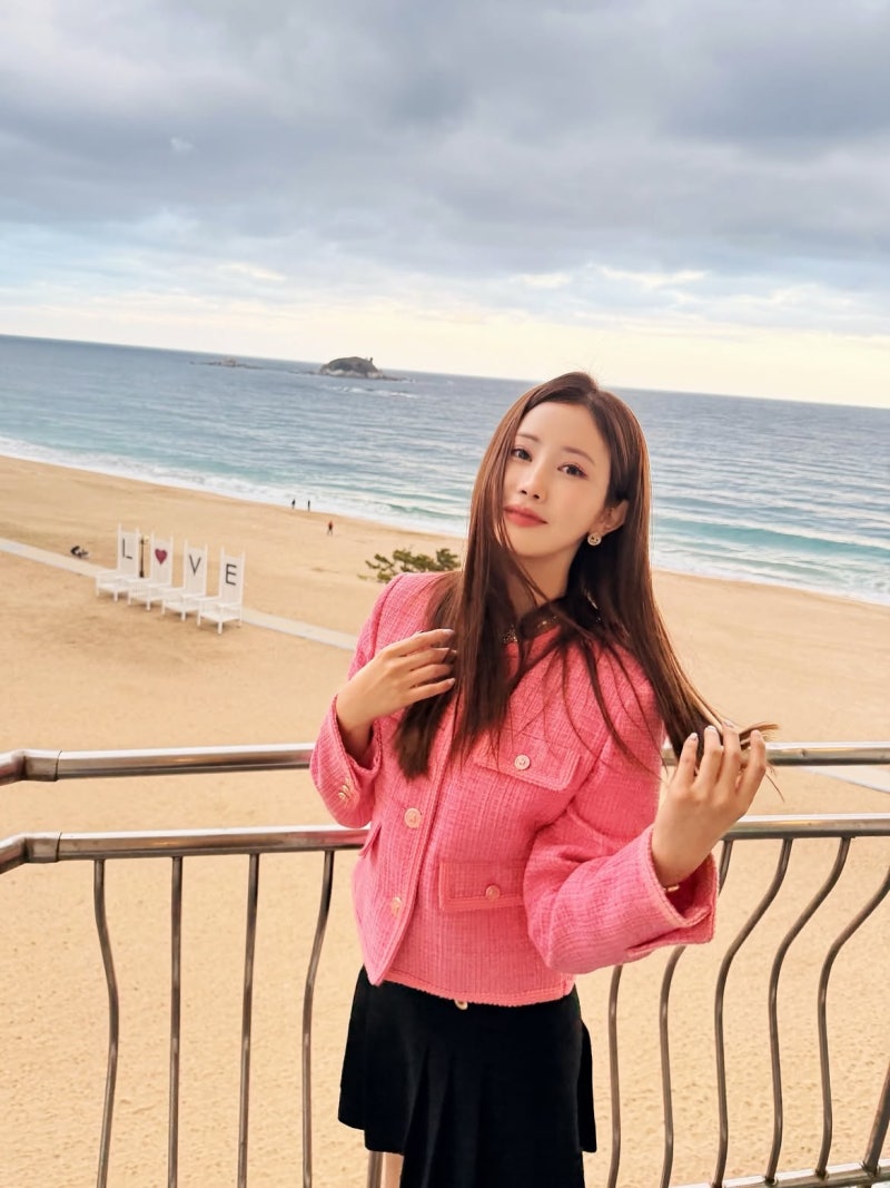Anyone who loves traveling can't help but be drawn to this… Actress Lee Da-hae’s 5 Fashion Tips That Turn Even Comfortable Clothes into a Travel Look