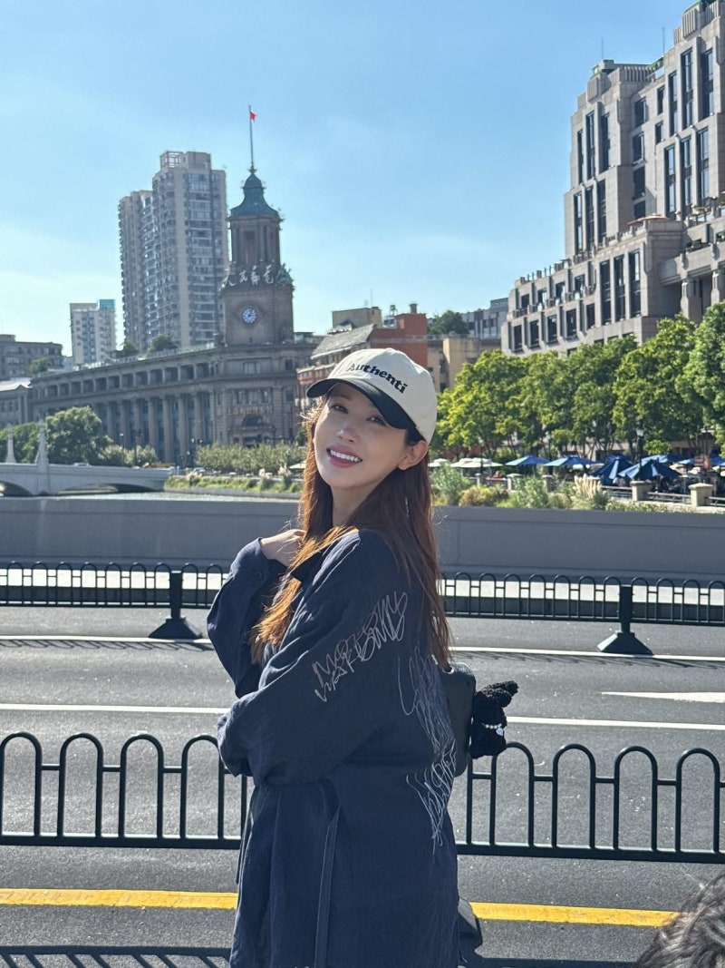 Anyone who loves traveling can't help but be drawn to this… Actress Lee Da-hae’s 5 Fashion Tips That Turn Even Comfortable Clothes into a Travel Look