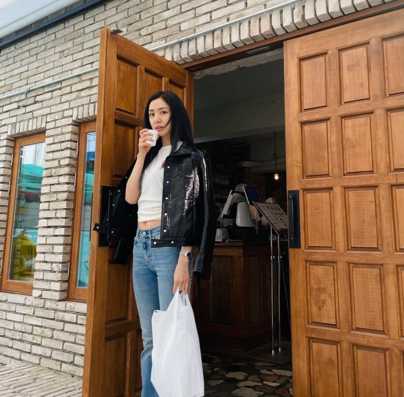Actress Seo Ji-ye's jeans fit isn't just pretty for no reason… A striped shirt that comfortably covers the upper body