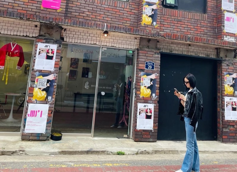 Actress Seo Ji-ye's jeans fit isn't just pretty for no reason… A striped shirt that comfortably covers the upper body