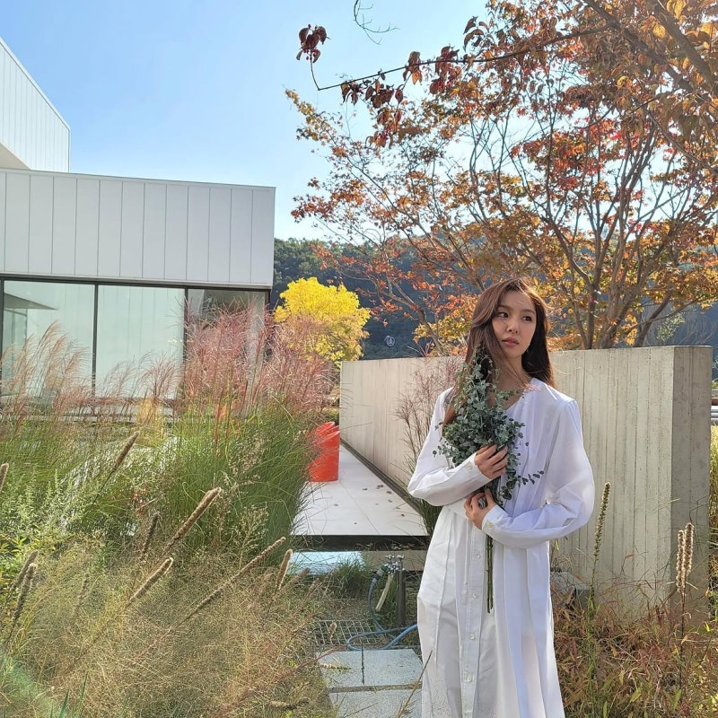 Actress Seo Ji-ye's jeans fit isn't just pretty for no reason… A striped shirt that comfortably covers the upper body