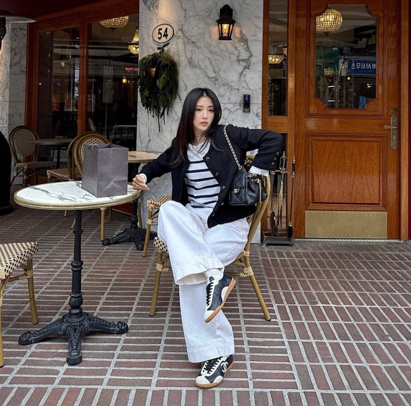 Park Ha-sun, the master of effortless chic, looks this comfortable even while carrying a Chanel bag… A black jacket paired with white wide-leg pants.