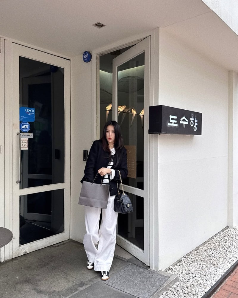 Park Ha-sun, the master of effortless chic, looks this comfortable even while carrying a Chanel bag… A black jacket paired with white wide-leg pants.