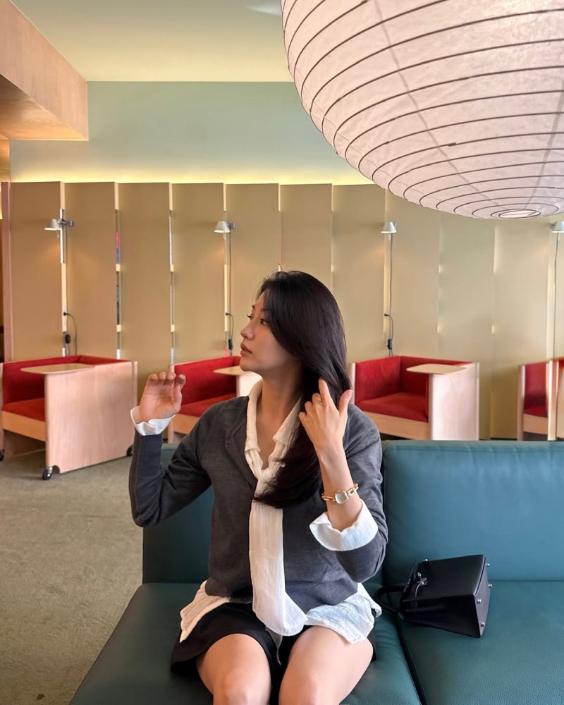 Park Ha-sun, the master of effortless chic, looks this comfortable even while carrying a Chanel bag… A black jacket paired with white wide-leg pants.