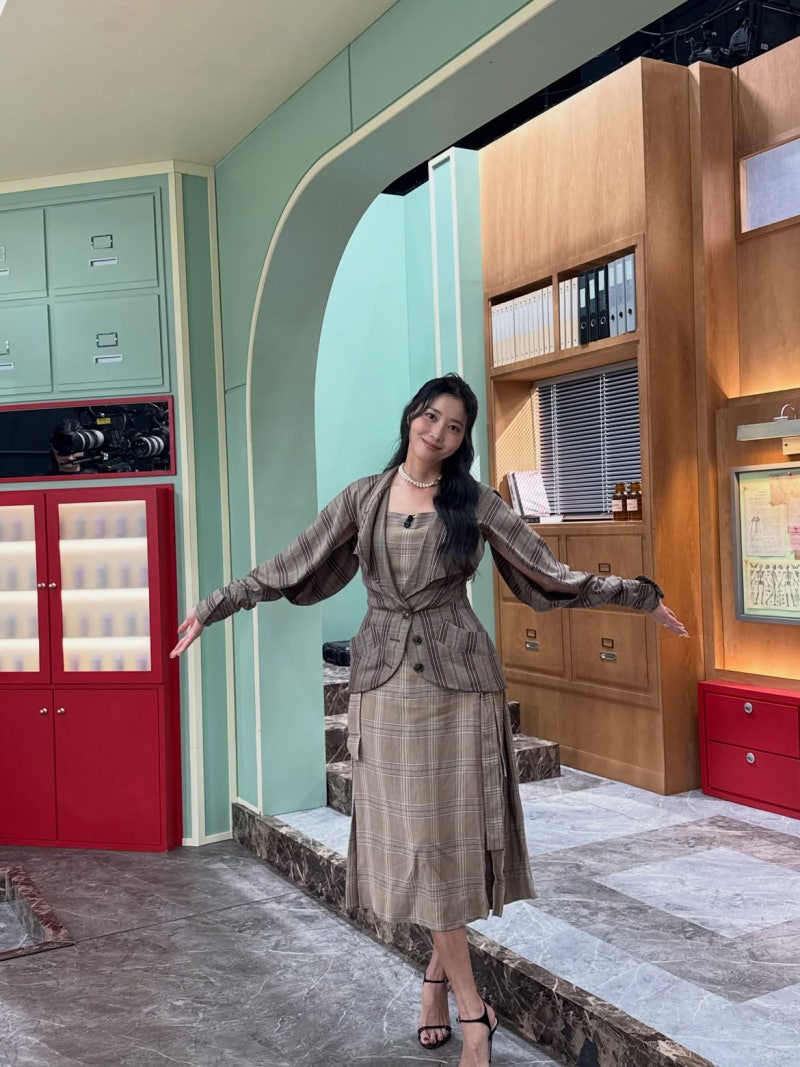 It's a check pattern that could easily look like a school uniform... but when 40-year-old Oh Yoon-ah wore it, it changed starting from the waistline.