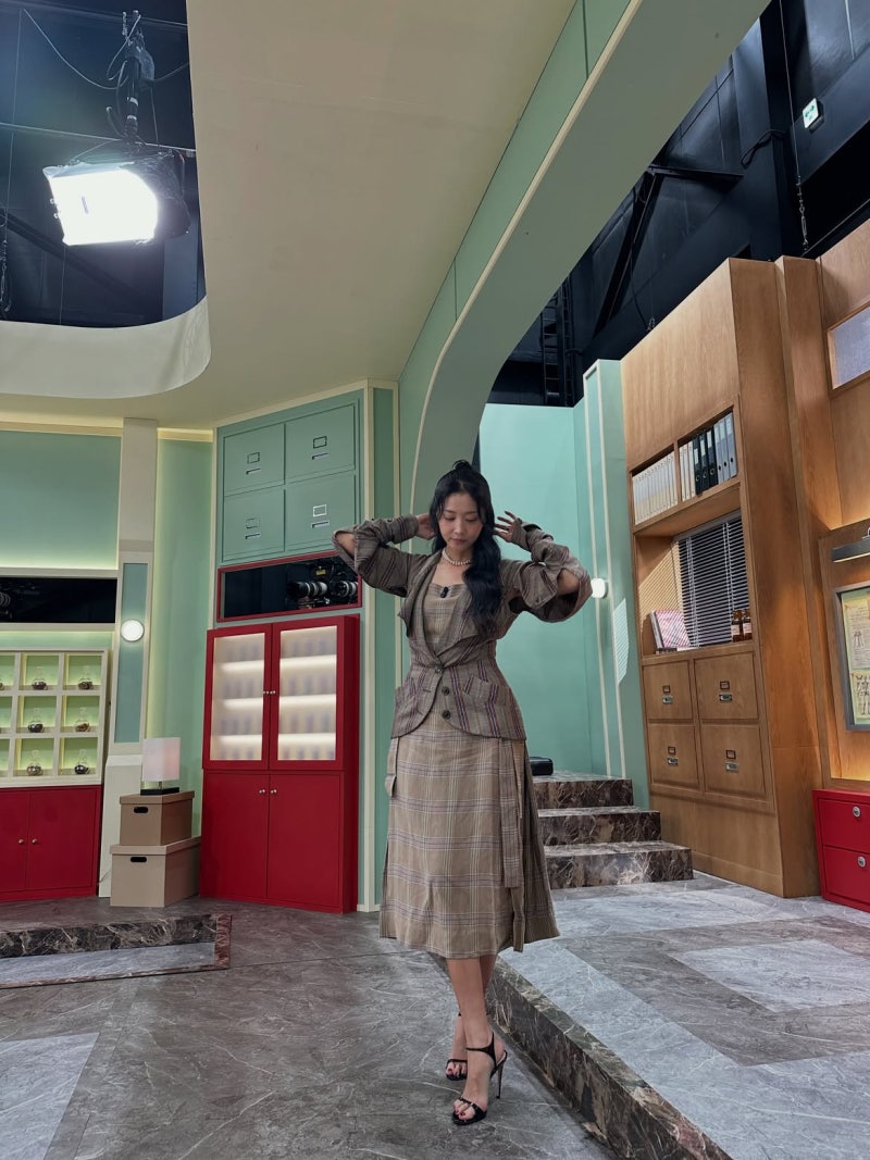 It's a check pattern that could easily look like a school uniform... but when 40-year-old Oh Yoon-ah wore it, it changed starting from the waistline.