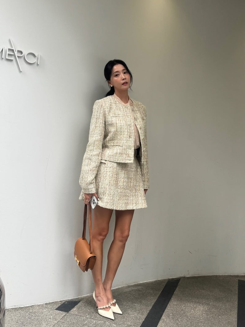It's a check pattern that could easily look like a school uniform... but when 40-year-old Oh Yoon-ah wore it, it changed starting from the waistline.