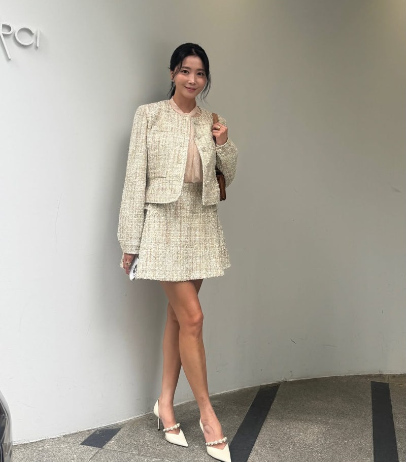 It's a check pattern that could easily look like a school uniform... but when 40-year-old Oh Yoon-ah wore it, it changed starting from the waistline.