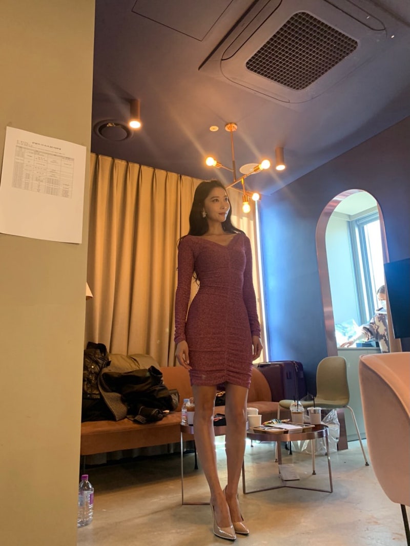 It's a check pattern that could easily look like a school uniform... but when 40-year-old Oh Yoon-ah wore it, it changed starting from the waistline.