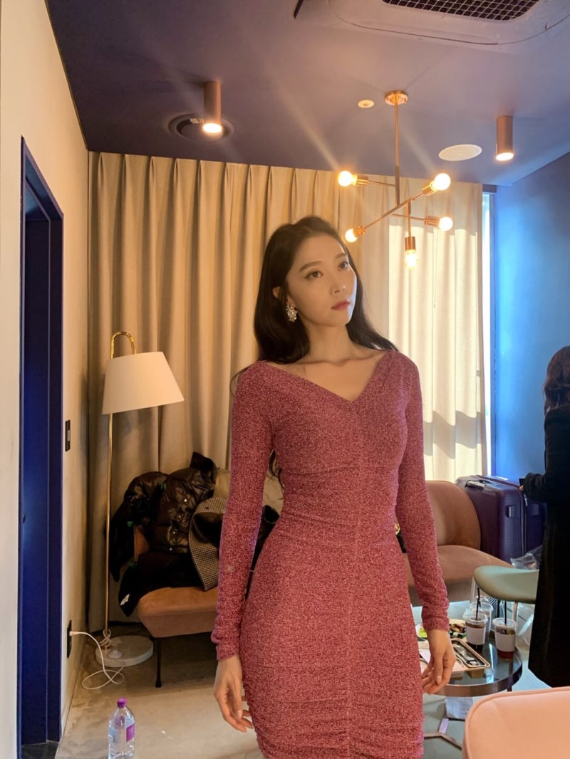 It's a check pattern that could easily look like a school uniform... but when 40-year-old Oh Yoon-ah wore it, it changed starting from the waistline.