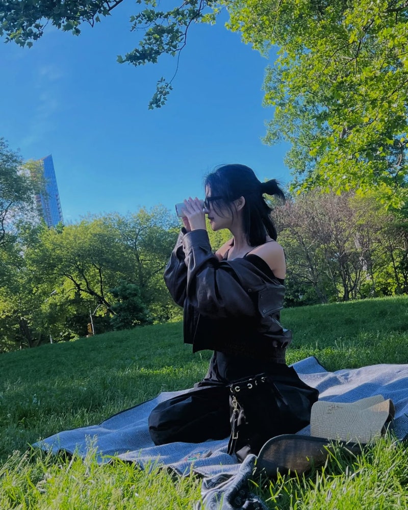 Why am I the only one who looks sloppy when I dress for the 'effortless chic' look? Kim Tae-ri showed a completely different way of pulling off even a leather jacket. Don't just pick out comfortable clothes to go for the 'effortless chic' look.