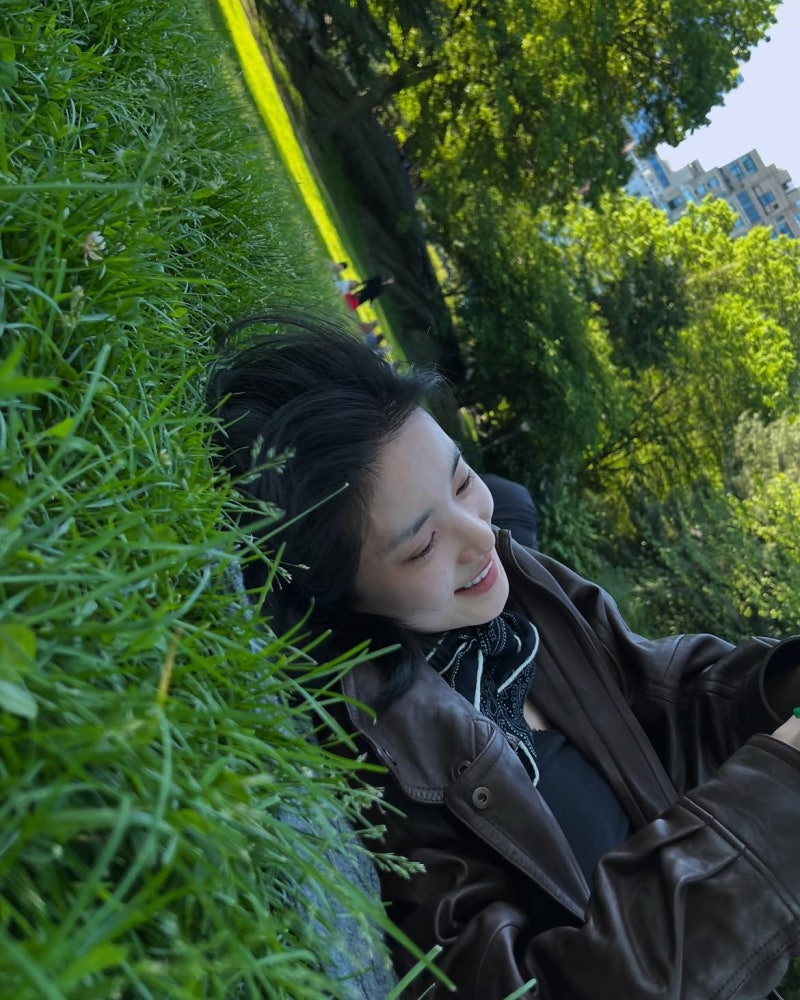 Why am I the only one who looks sloppy when I dress for the 'effortless chic' look? Kim Tae-ri showed a completely different way of pulling off even a leather jacket. Don't just pick out comfortable clothes to go for the 'effortless chic' look.