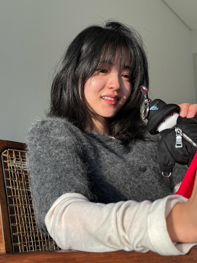 Why am I the only one who looks sloppy when I dress for the 'effortless chic' look? Kim Tae-ri showed a completely different way of pulling off even a leather jacket. Don't just pick out comfortable clothes to go for the 'effortless chic' look.