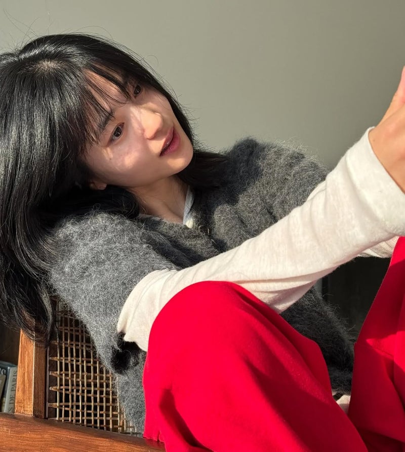 Why am I the only one who looks sloppy when I dress for the 'effortless chic' look? Kim Tae-ri showed a completely different way of pulling off even a leather jacket. Don't just pick out comfortable clothes to go for the 'effortless chic' look.
